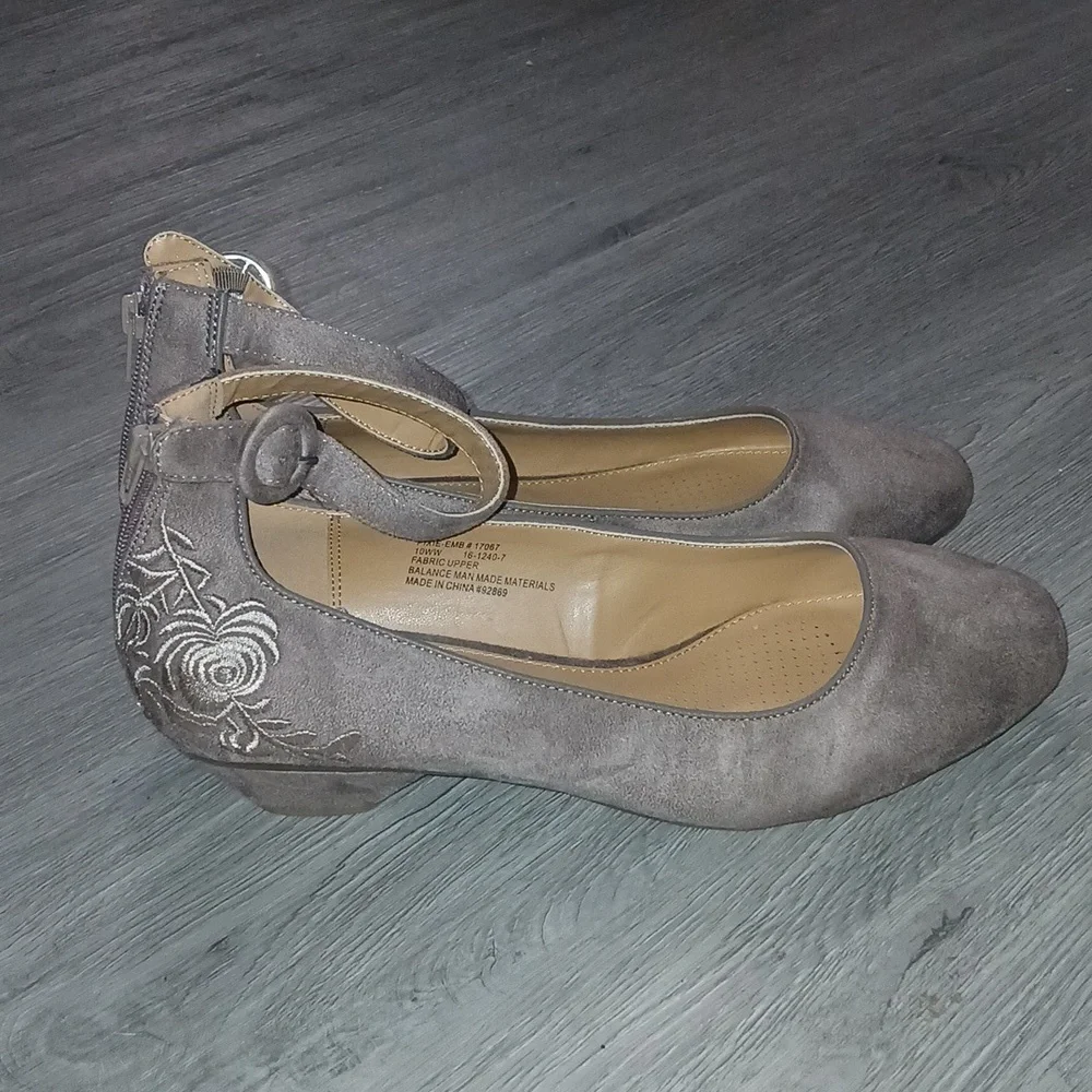 Comfortview Pixie tan ankle strap heels with embroidery on side Sz 10WW NWOT